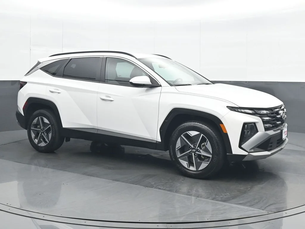Used 2025 White Hyundai SEL image 8