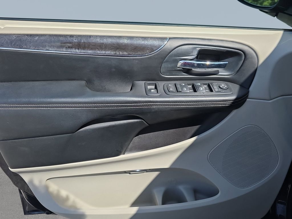 2011 Chrysler Town & Country Touring - Photo 16