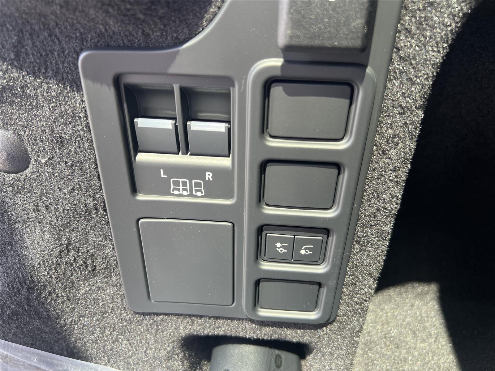 Used 2025 Eiger Grey Metallic Land Rover S image 35