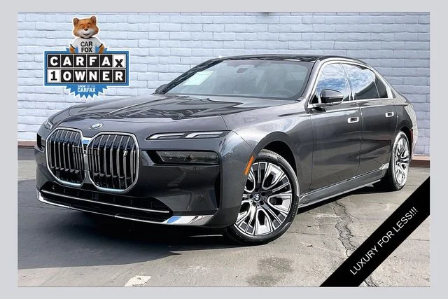 Used 2023 Gray BMW xDrive60 image 1