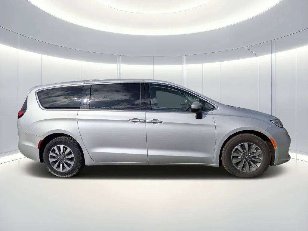 Used 2023 Silver Chrysler Touring L image 3
