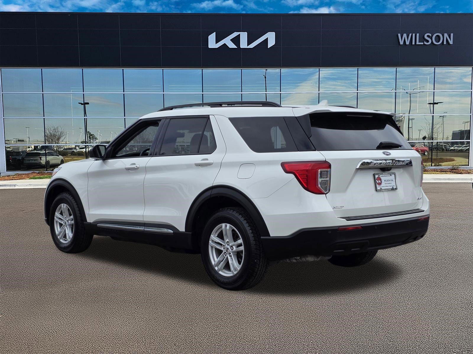 Used 2023 Star White Metallic Tri-Coat Ford XLT image 6