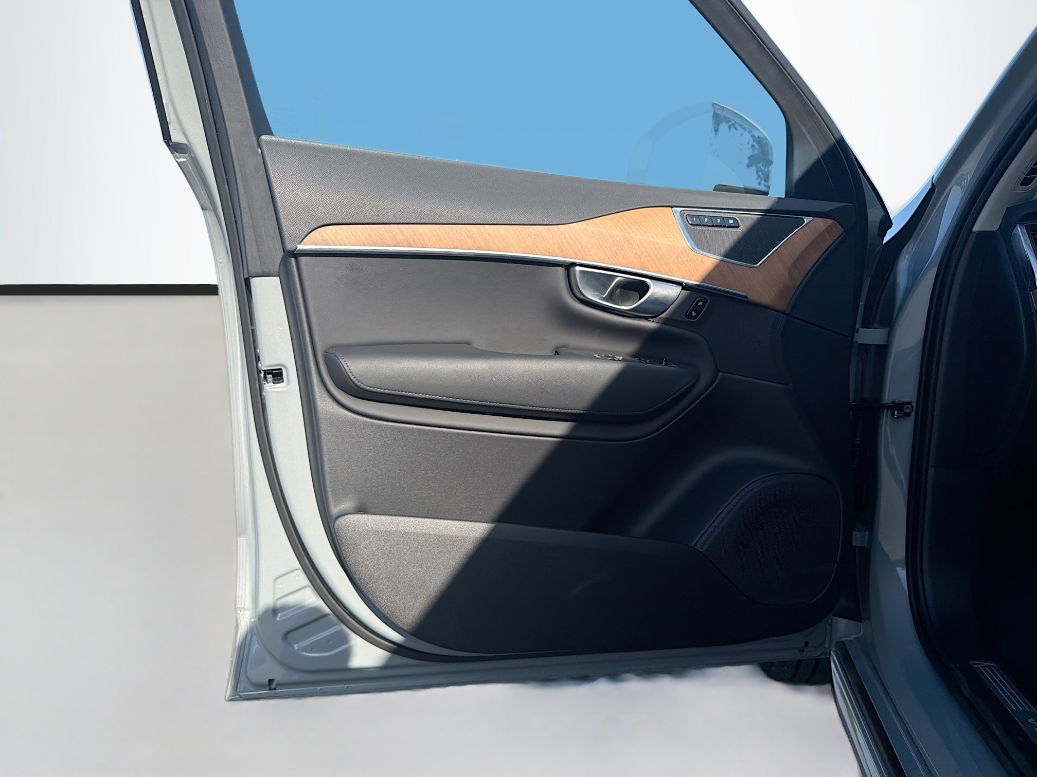 Used 2024 Vapour Gray Metallic Volvo Plus Bright Theme image 22