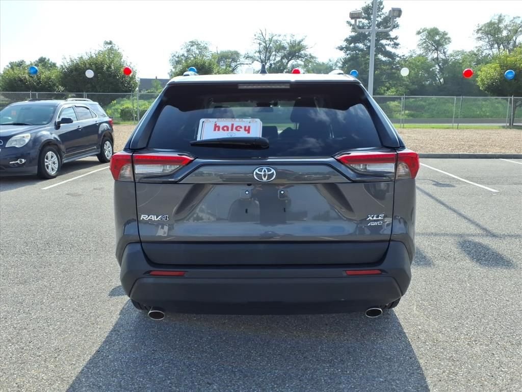 Used 2020 Gray Toyota XLE Premium image 5