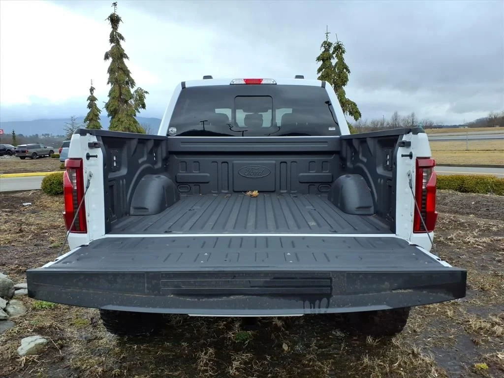 New 2026 Oxford White Ford XLT image 7
