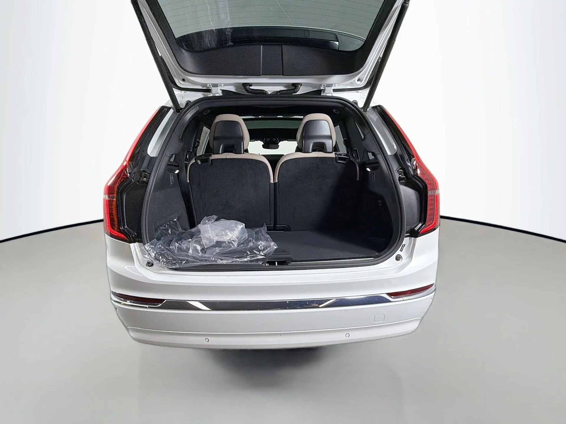 New 2026 Crystal White Volvo Plus image 26