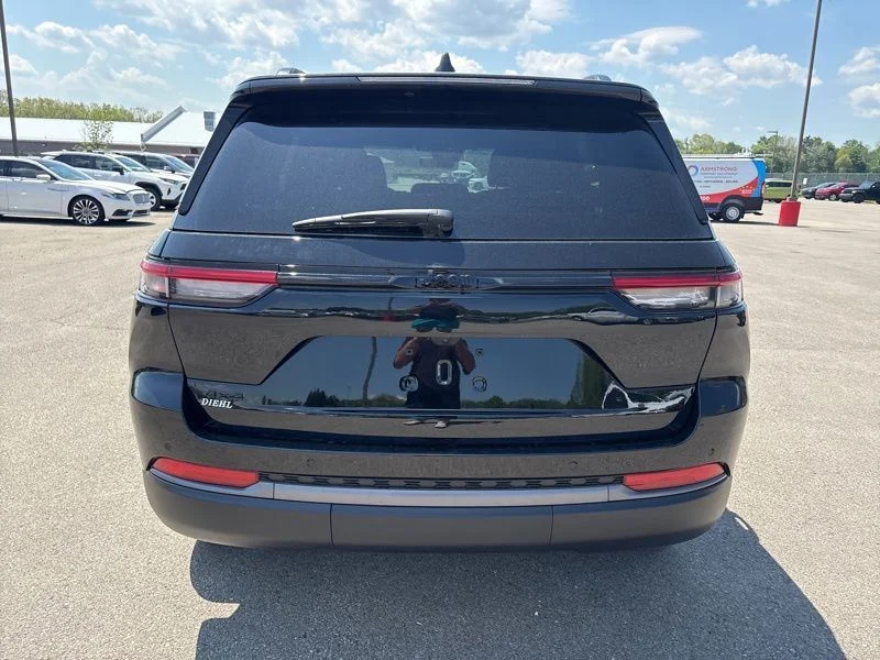 New 2026 Diamond Black Crystal Pearlcoat Jeep Altitude image 4