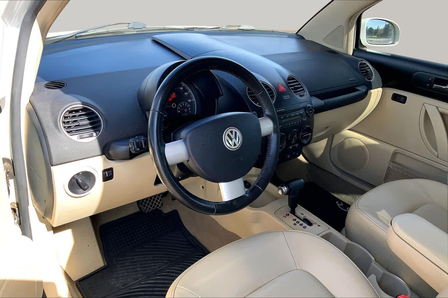 Used 2010 Candy White Volkswagen  image 16