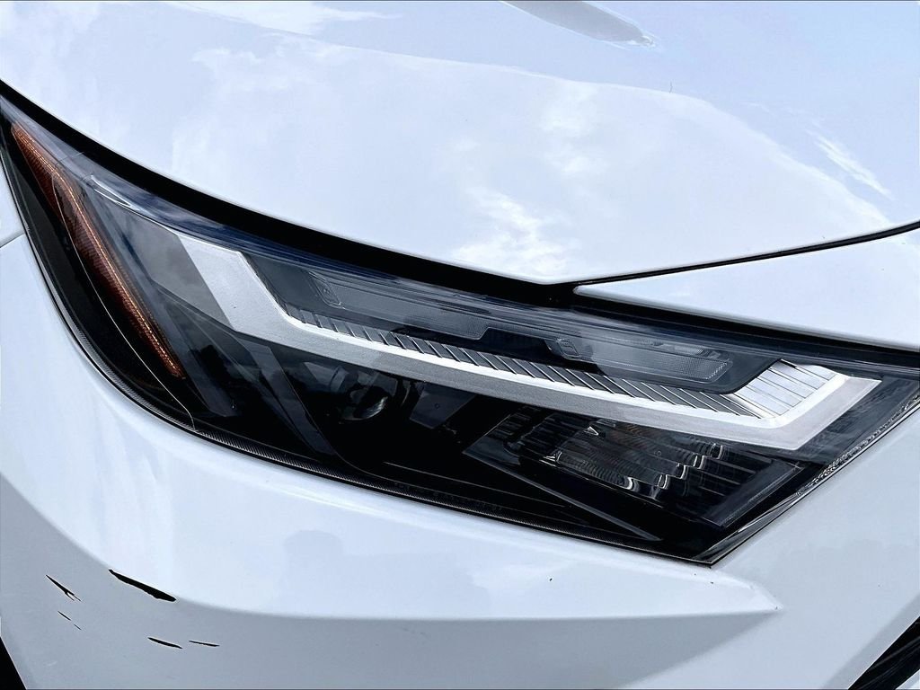 Used 2025 White Toyota LE image 33