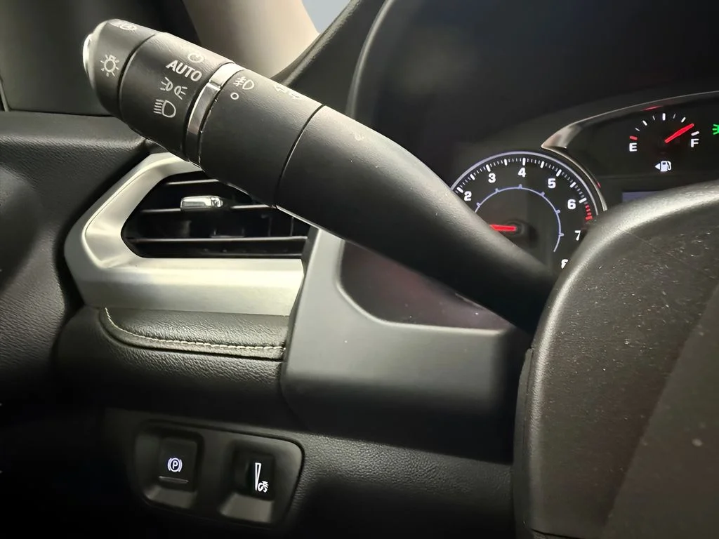 Used 2023 White GMC SLT image 20