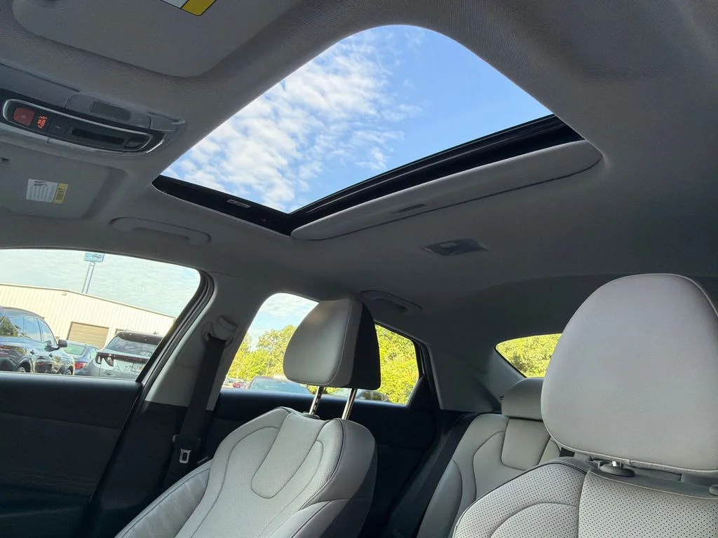 Used 2023 White Hyundai Limited image 32