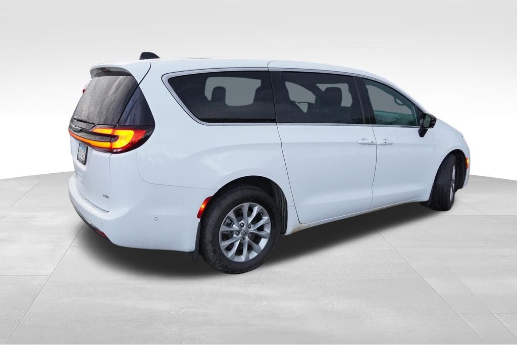 Used 2025 Bright White Clearcoat Chrysler Select image 3