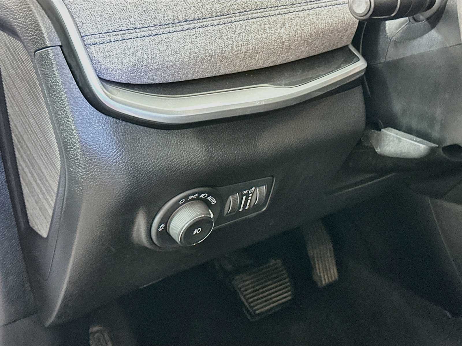 Used 2024 Bright White Clearcoat Jeep Latitude image 8