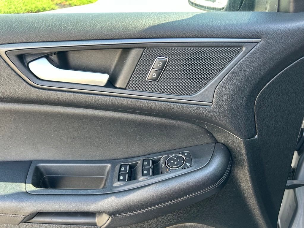 Used 2022 Silver Ford SE image 10