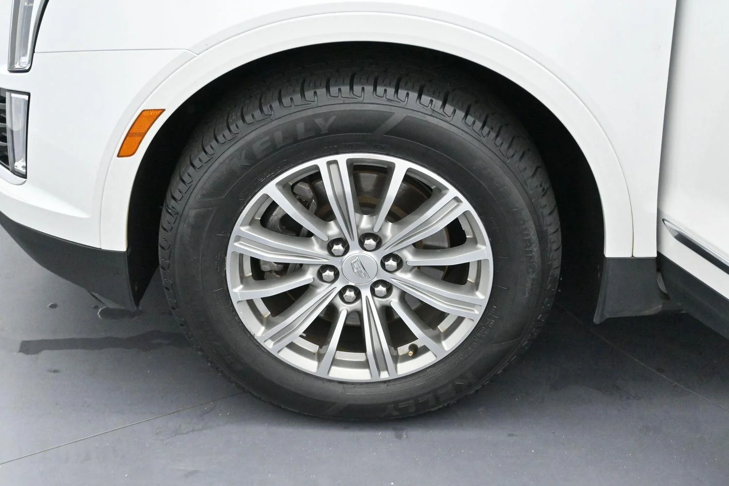 Used 2017 CRYSTAL WHITE TRICOAT Cadillac Luxury FWD image 33