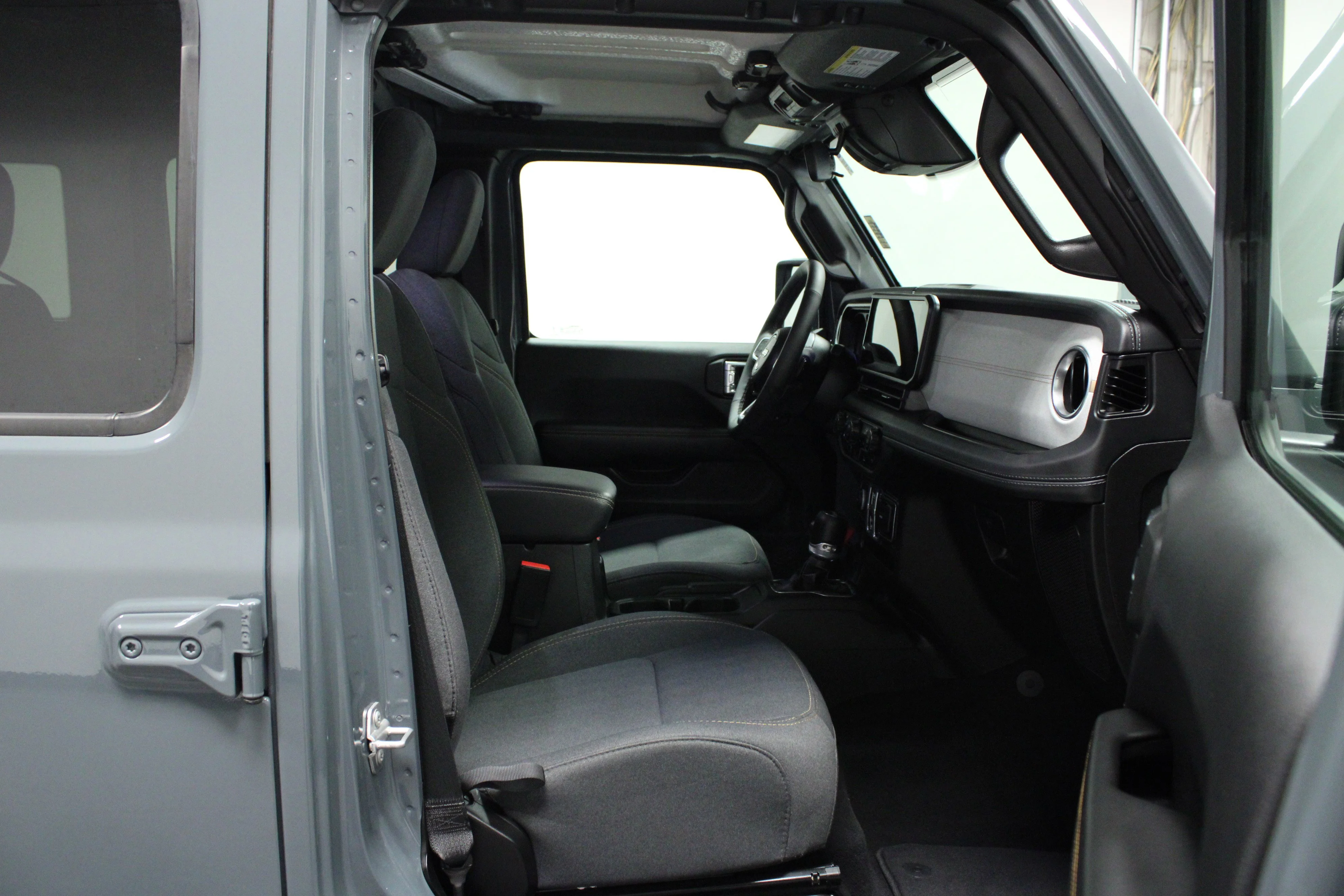 Used 2025 Anvil Clear Coat Jeep Sahara image 16