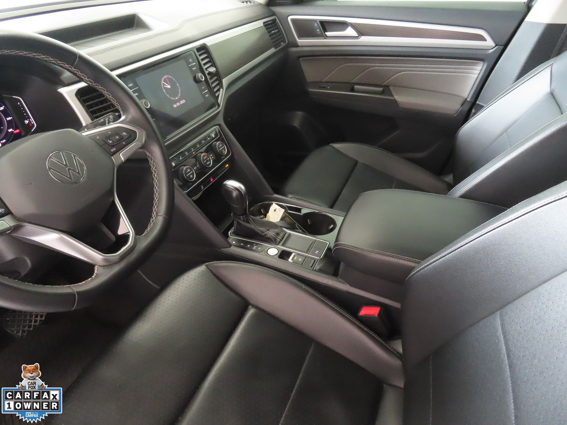 Used 2022 Black Volkswagen 2.0T SE w/Technology image 21