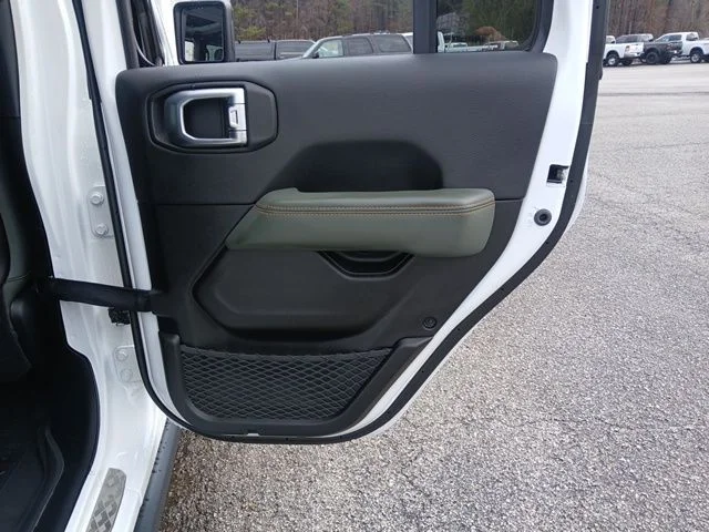 New 2026 Bright White Clear-Coat Exterior Paint Jeep Mojave X image 26