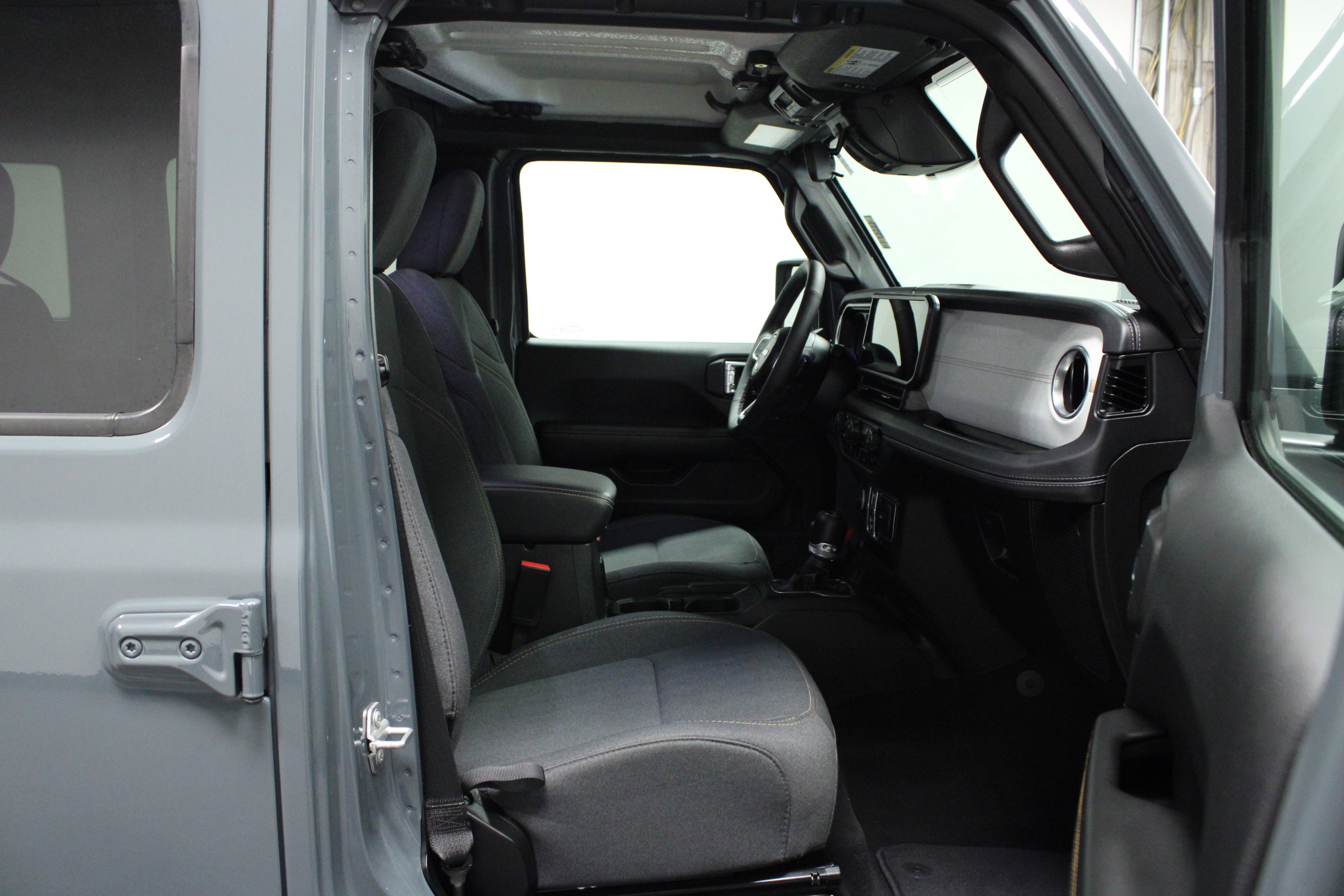 Used 2025 Anvil Clear Coat Jeep Sahara image 16