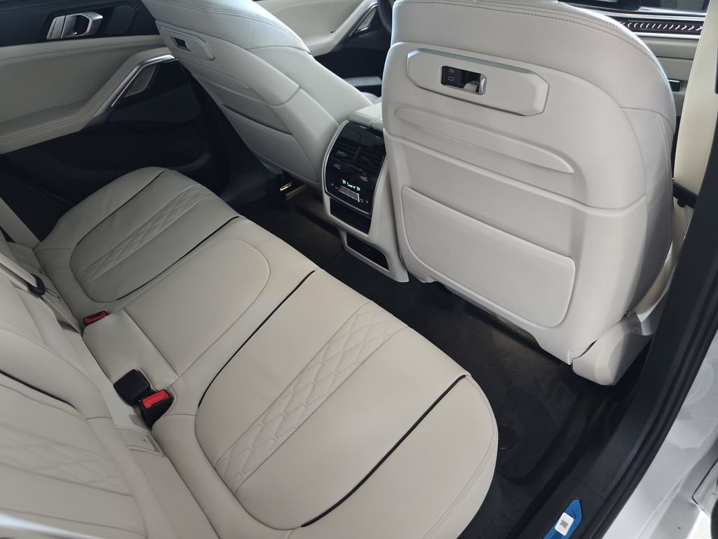 New 2027 Mineral White Metallic BMW xDrive40i image 11