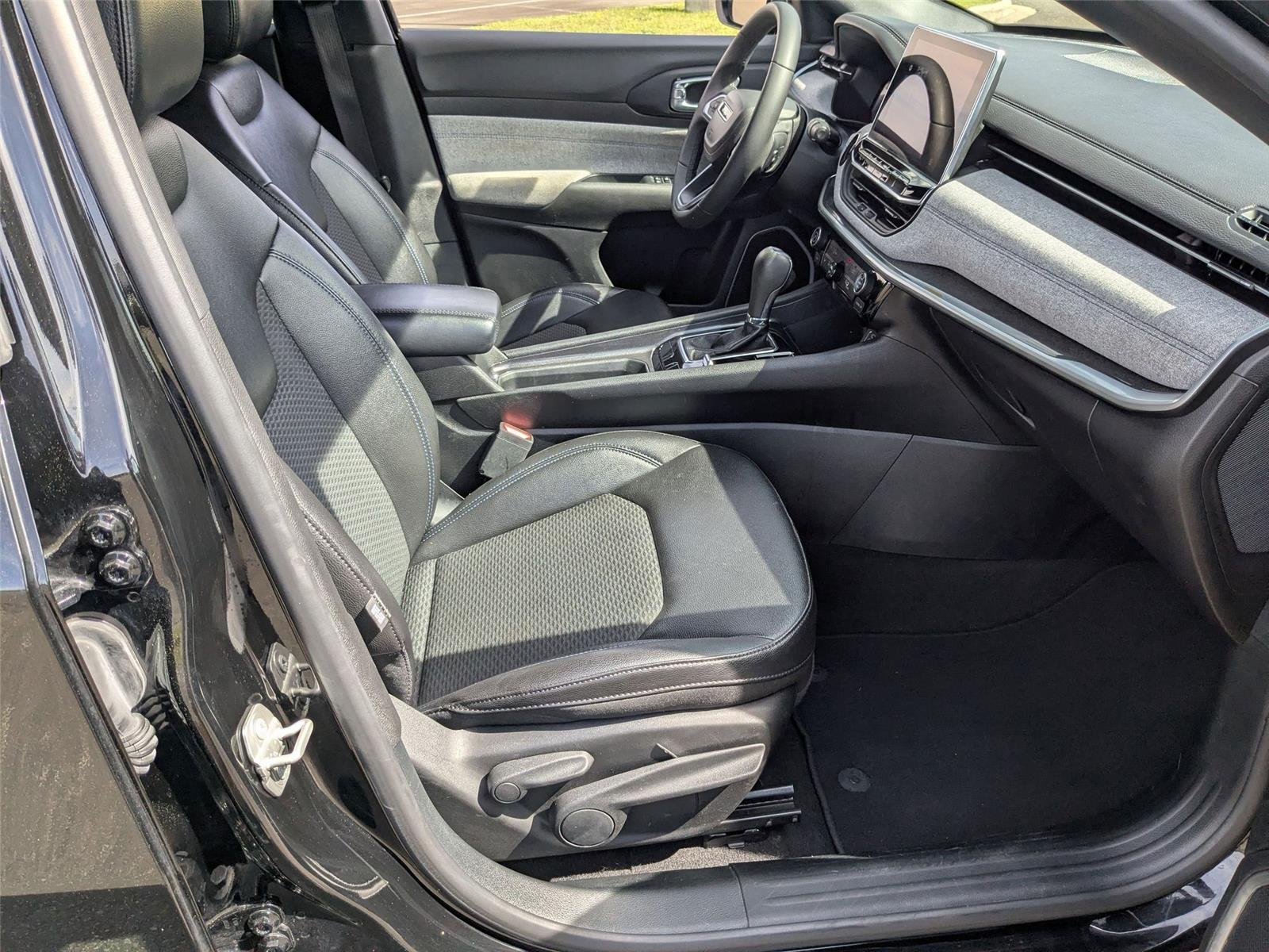 Used 2024 Diamond Black Crystal Pearlcoat Jeep Latitude image 31