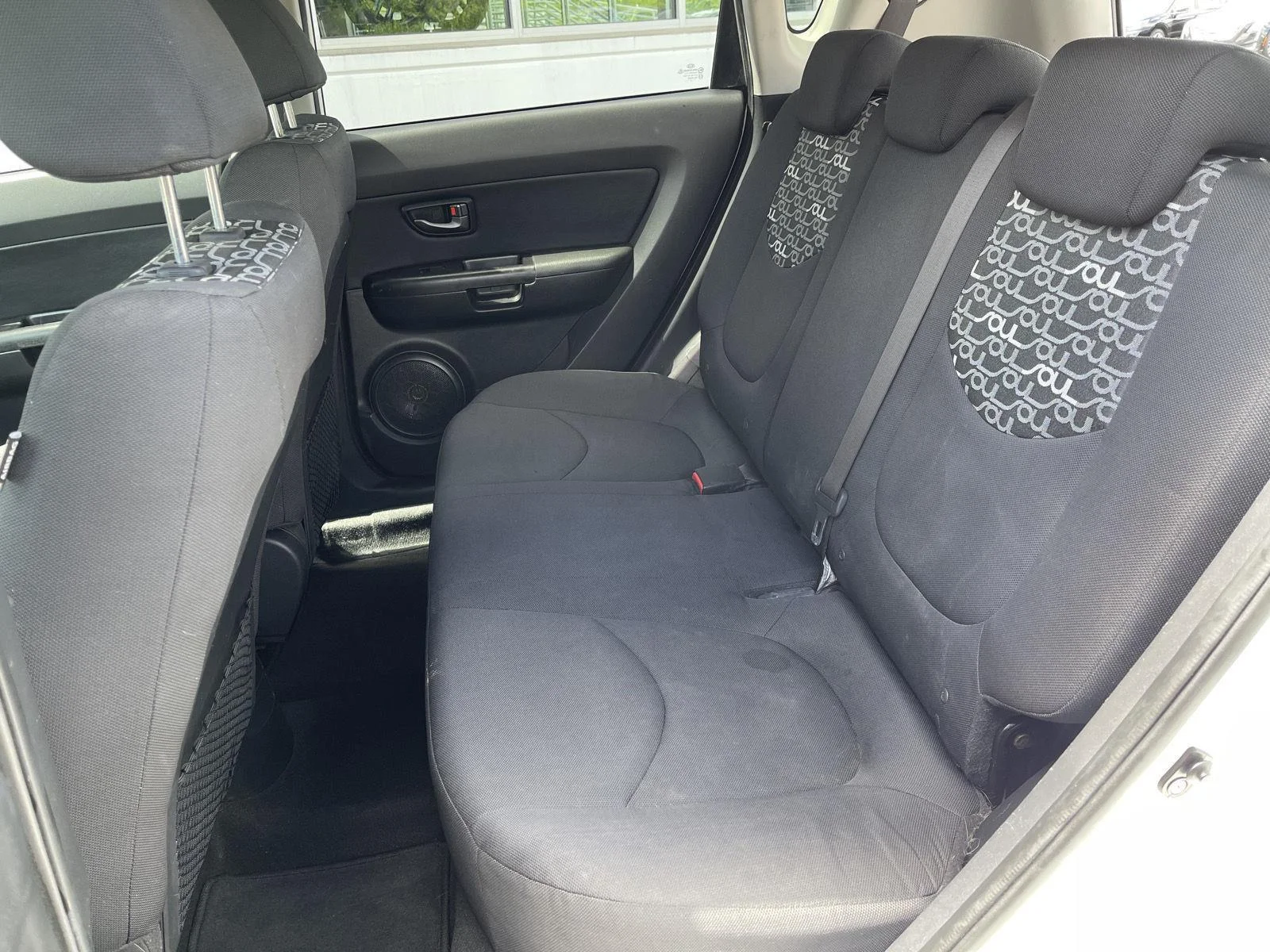 Used 2010 Clear White Kia + image 29