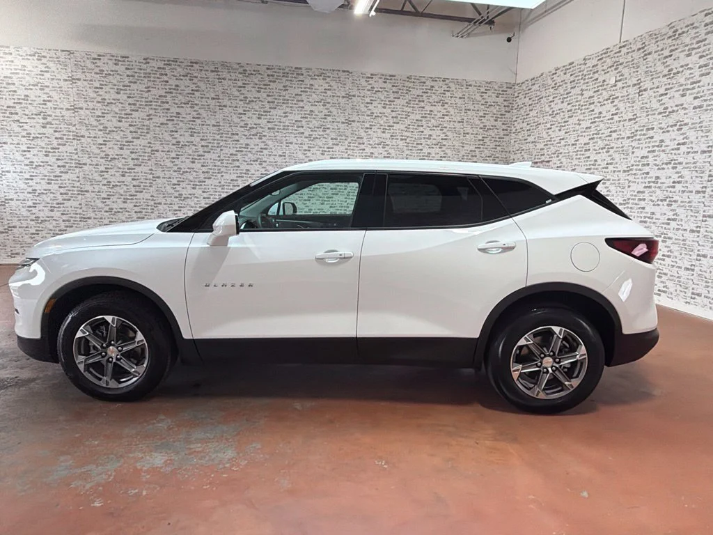 Used 2025 Summit White Chevrolet LT image 4