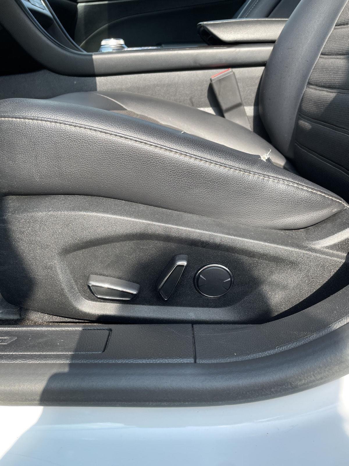 Used 2018 Oxford White Ford SE image 17