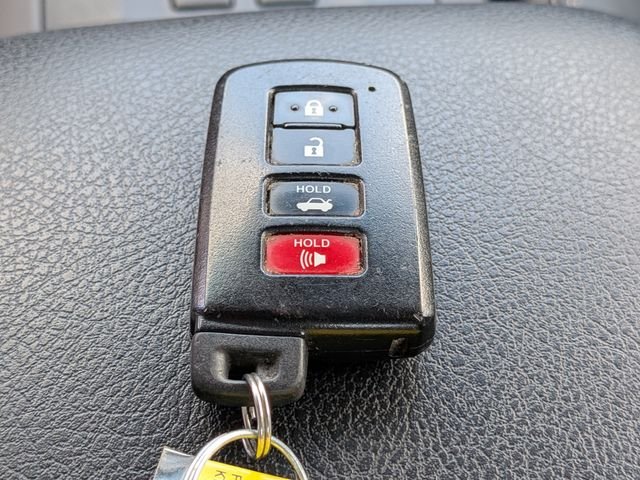 Used 2015 Silver Toyota XLE image 33