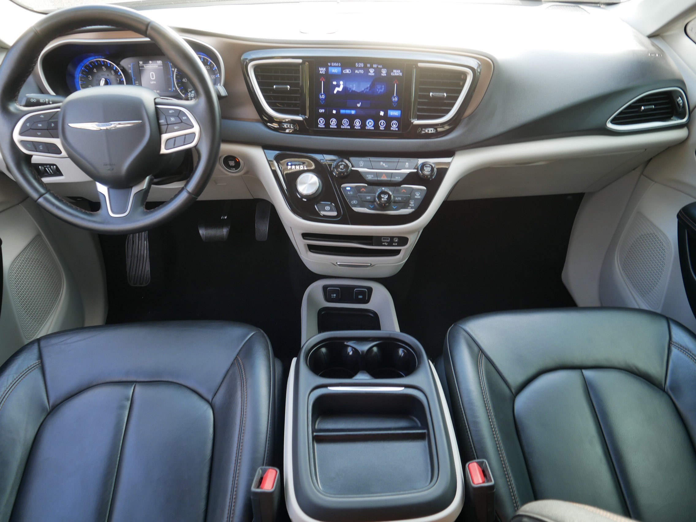 Used 2017 Bright White Clearcoat Chrysler Touring-L image 10