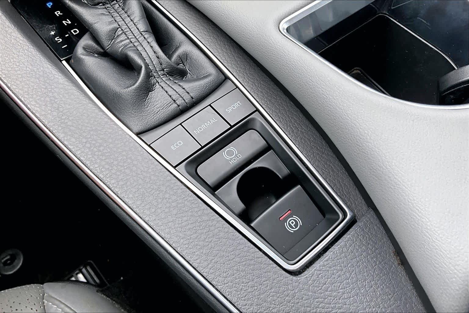 Used 2019 Wind Chill Pearl Toyota Limited image 32