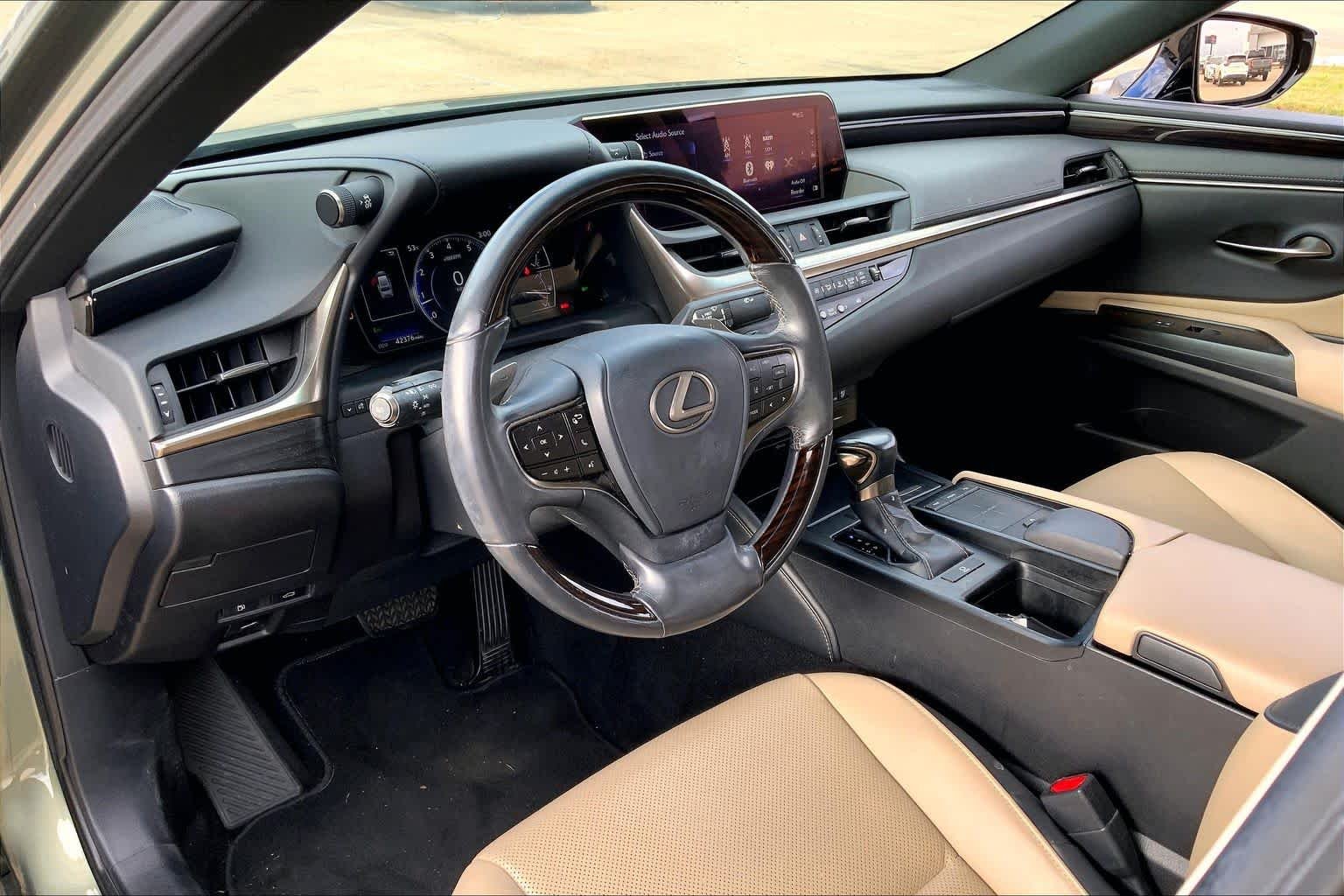 Used 2019 Sunlit Green Lexus  image 17