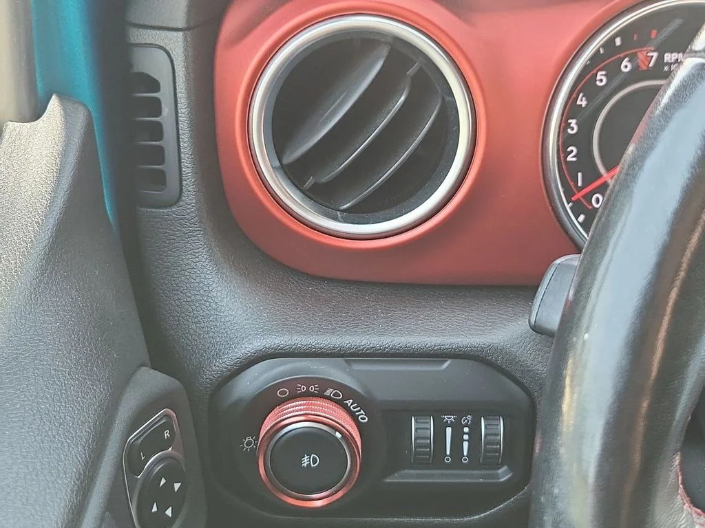 Used 2020 Bikini Pearlcoat Jeep Unlimited Rubicon image 24