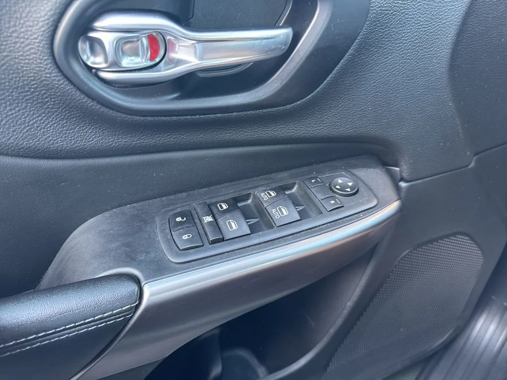 Used 2021 Green Jeep Latitude Lux image 26