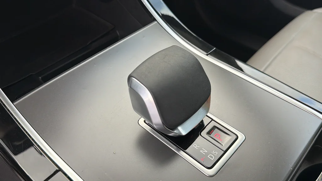 Used 2025  Land Rover Dynamic SE image 23