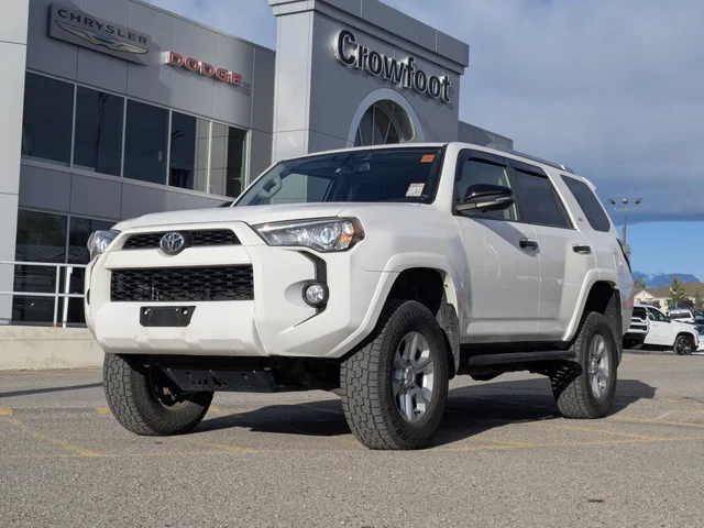 2018 Toyota 4Runner 4DR SUV 4WDSR5 - Sunroof - Leather - Heated Seats & More