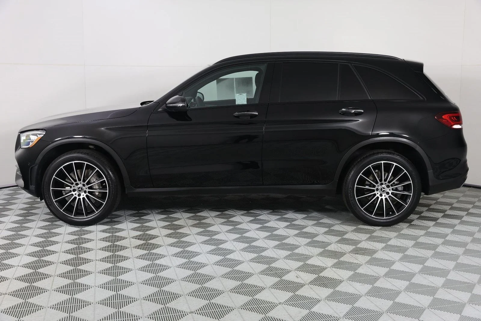 Used 2022 Black Mercedes-Benz GLC 300 image 2