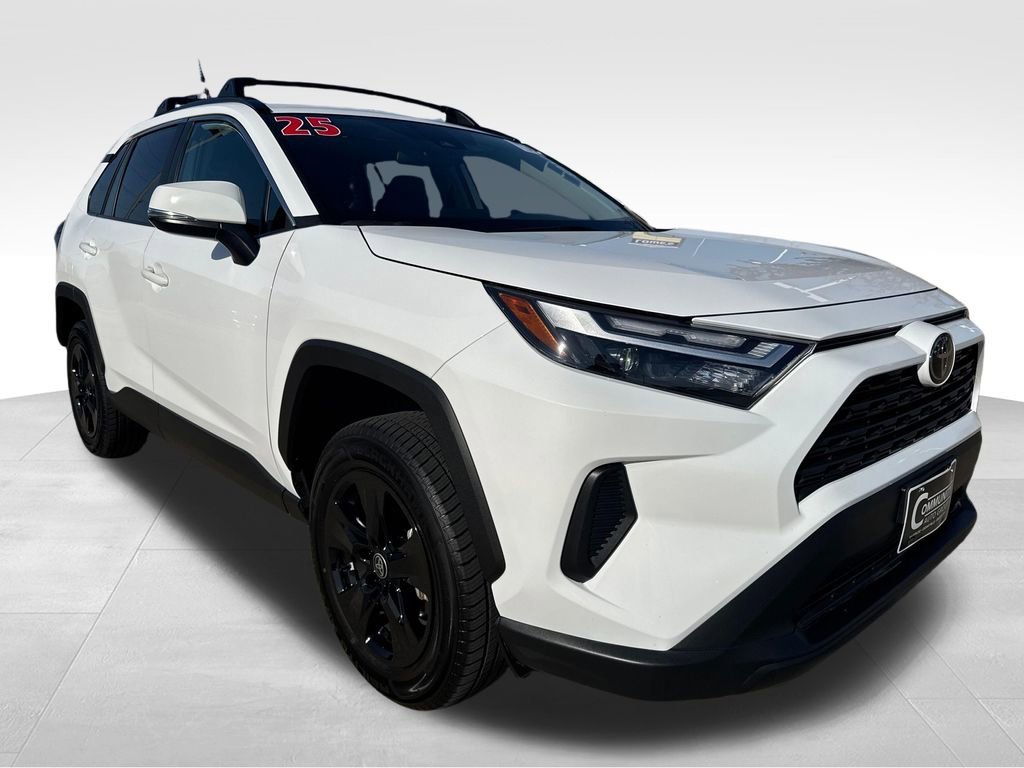 2025 Toyota RAV4 XLE - Photo 8