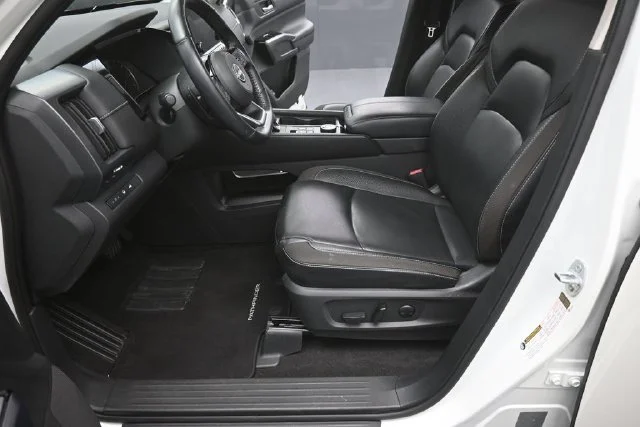 Used 2022 White Nissan SL image 29