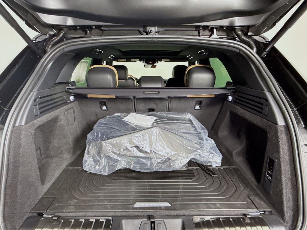New 2026 Santorini Black Land Rover Dynamic SE image 28