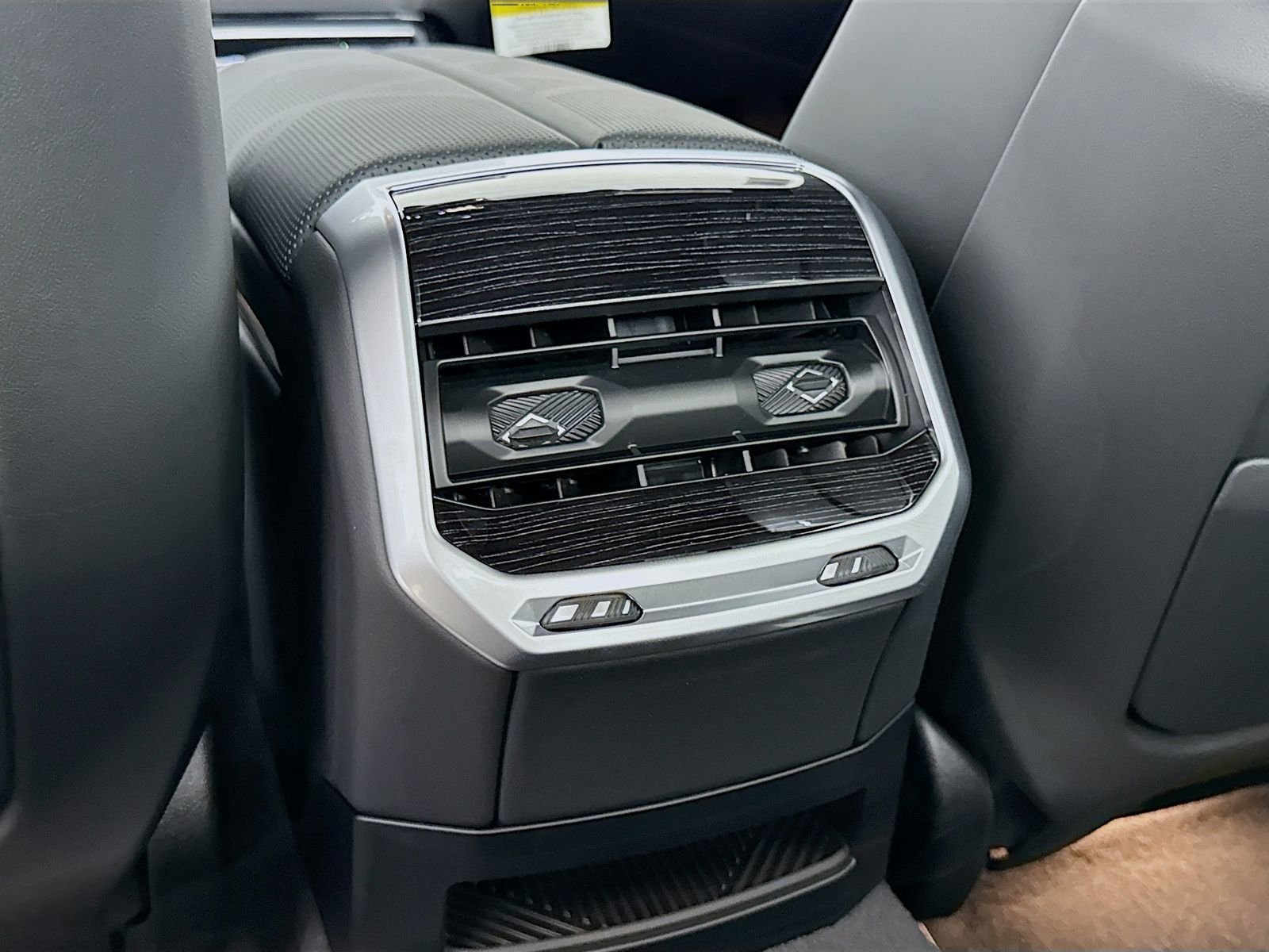 New 2026 Dravit Grey Metallic BMW 750e xDrive image 27