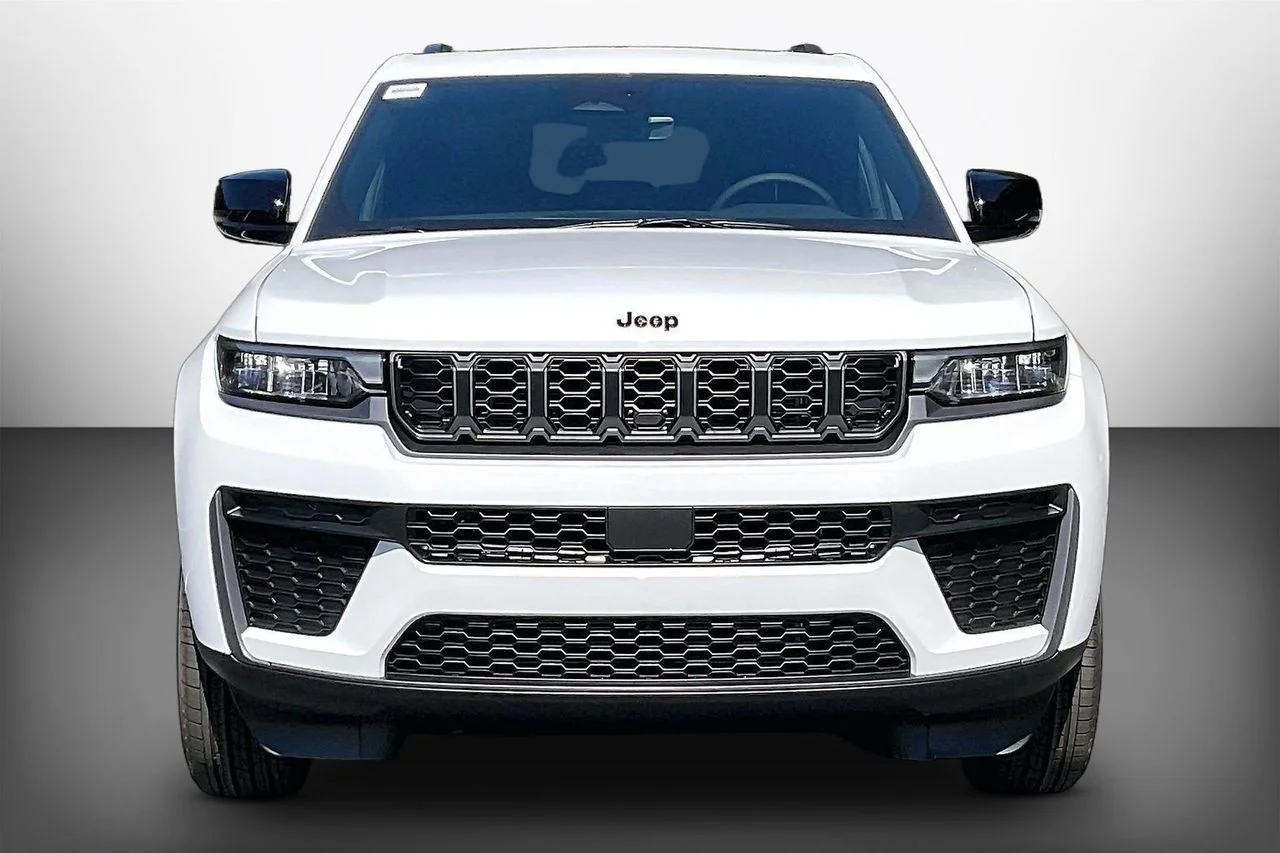 New 2027 Bright White Clear-Coat Paint Jeep Laredo Altitude image 3