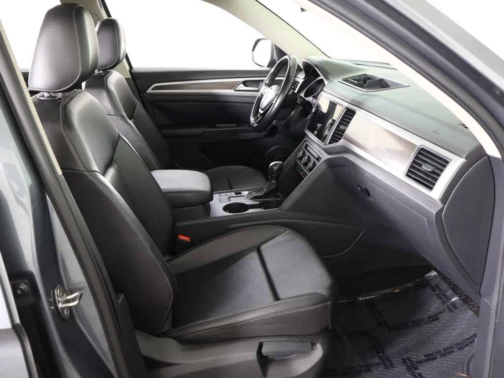 Used 2018 Platinum Gray Metallic Volkswagen 3.6L V6 SE image 34