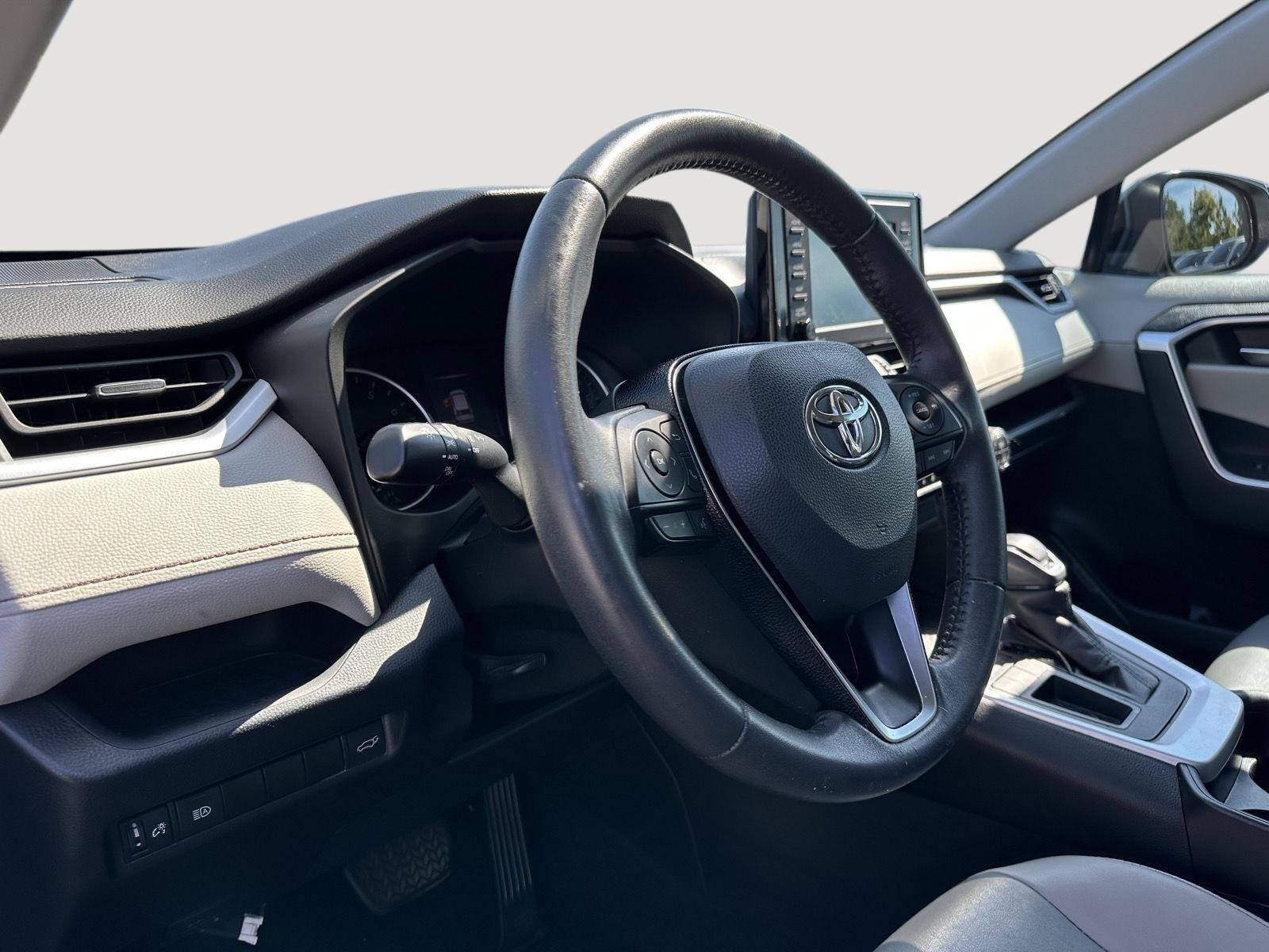 Used 2021 Lunar Rock Toyota XLE Premium image 11