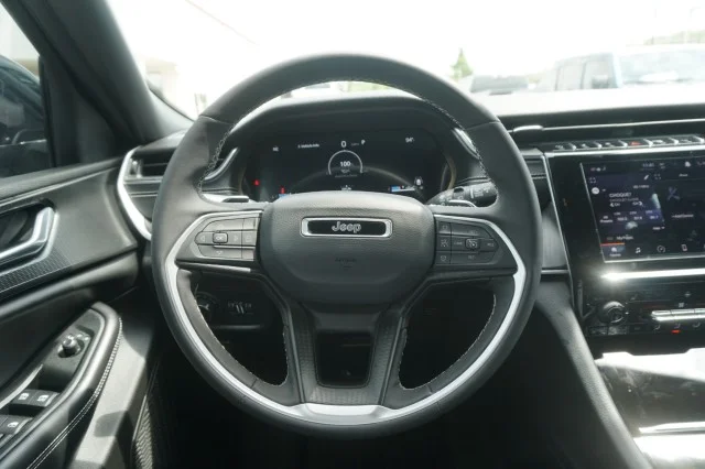 Used 2025  Jeep Laredo X image 26