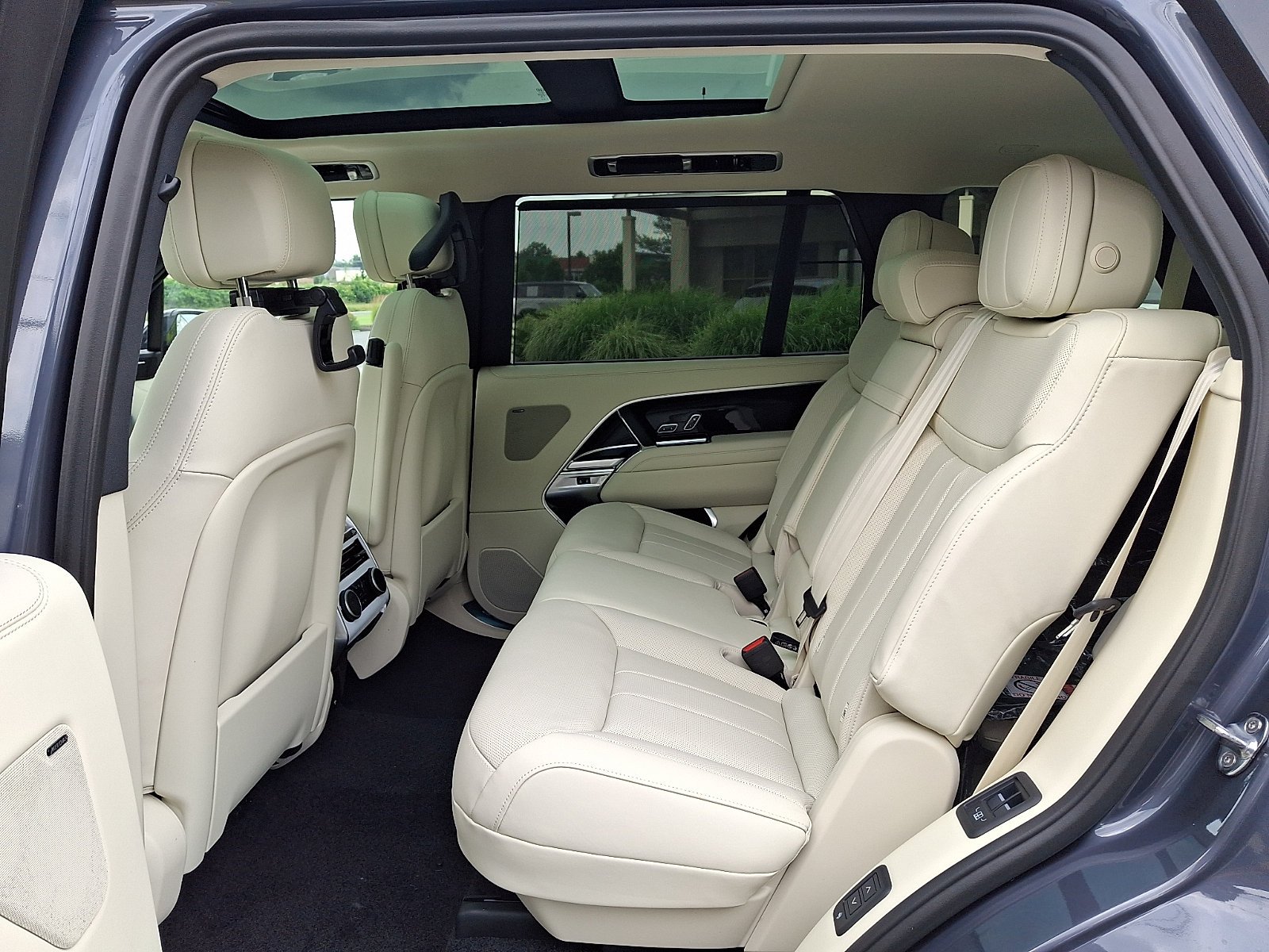 New 2026 Varesine Blue Land Rover SE image 7