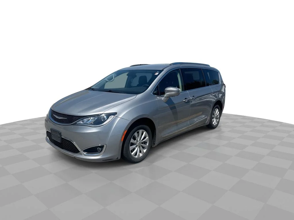 Used 2018 Silver Chrysler Touring L image 3