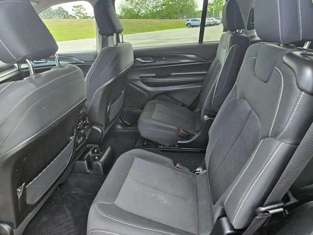 Used 2023  Jeep Laredo image 25