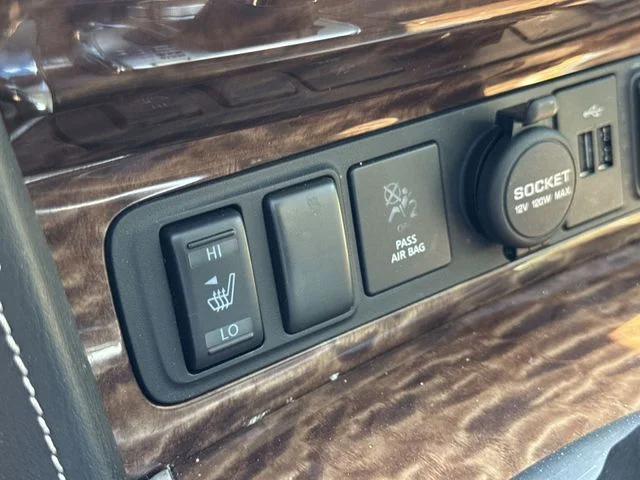 Used 2018 Brown Nissan SL image 36