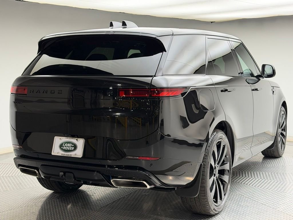 New 2026 Obsidian Black in Gloss Finish Land Rover Dynamic SE image 3